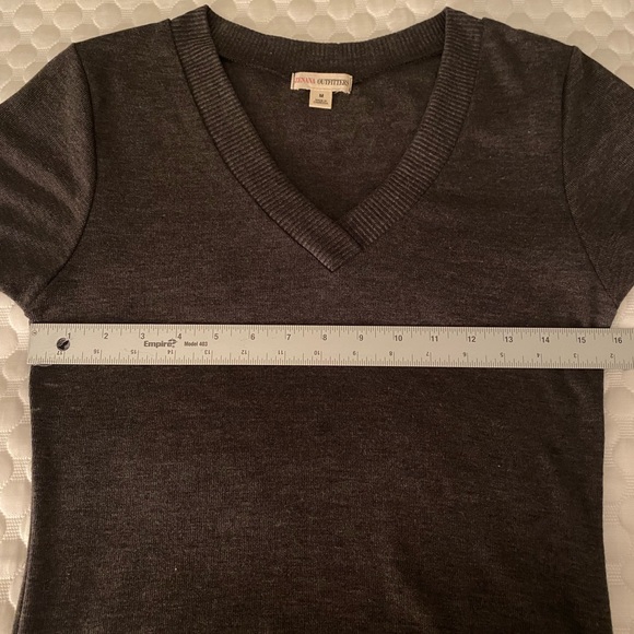 Zenana Outfitters Sweater Dress. V-Neck. Short Sleeve. Ruched. Gray. Medium. - Picture 10 of 11